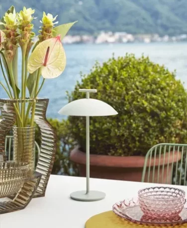 Lampe de table rechargeable Mini Geen de chez Kartell en vente chez Mise en Scène