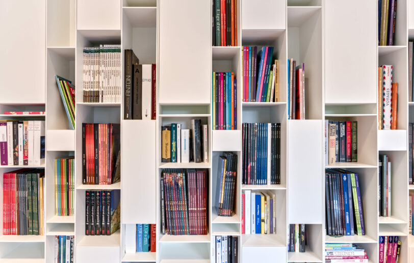 Un coin cocooning pour se détendre, lire et s’évader, dans une ambiance douce et enveloppante.