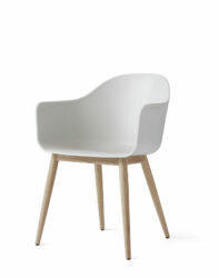 Chaise Harbour de Audo Copenhagen avec accoudoirs intégrés, design scandinave, pieds bois ou métal – en vente chez Mise en Scène