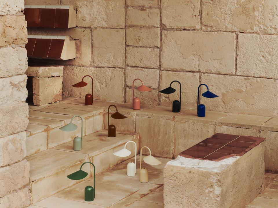 Collection de lampes Arum portables de ferm LIVING, disponibles en plusieurs couleurs