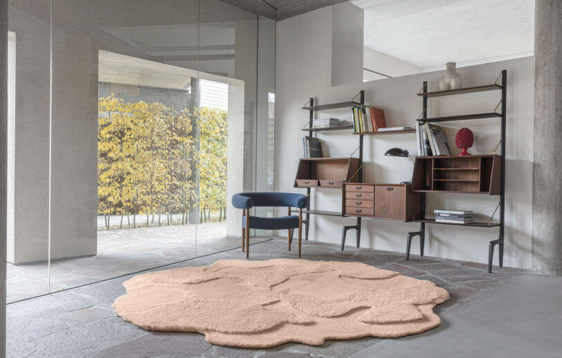 Mise en ambiance du tapis Cosmic Cocoon – Limited Edition – en vente chez Mise en Scène