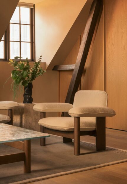 Fauteuil Brasilia Lounge Audo Copenhagen en vente chez Mise en Scène – esprit vintage années 70.