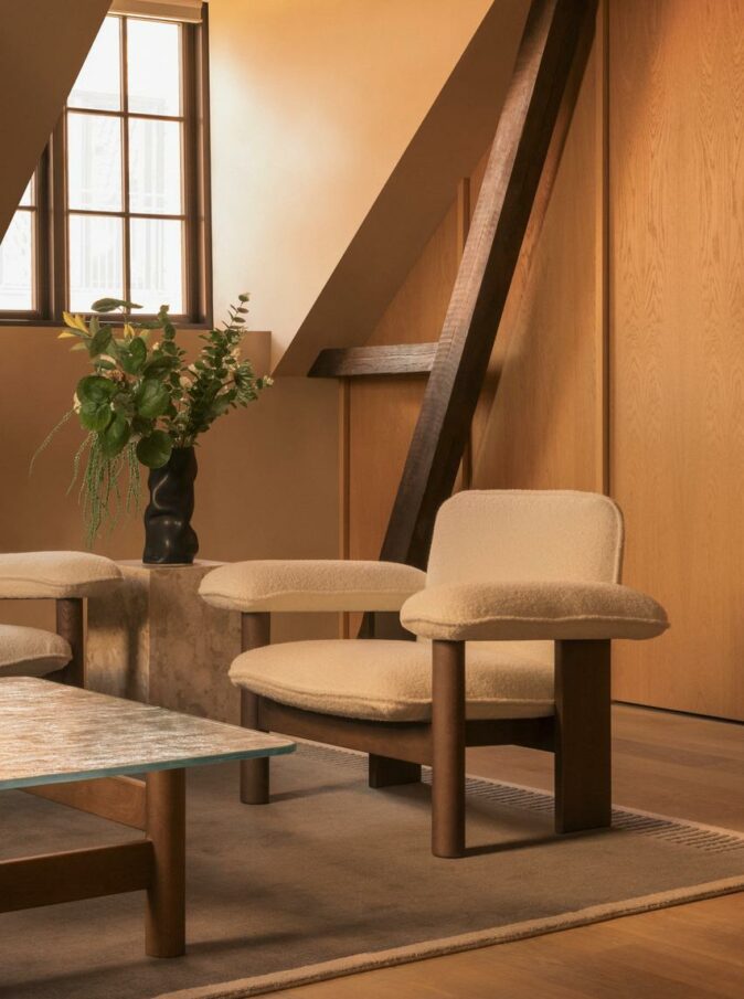 Fauteuil Brasilia Lounge Audo Copenhagen en vente chez Mise en Scène – esprit vintage années 70.