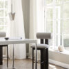 Tabouret Hippo de NORR11 en chêne massif et tissu, en vente chez Mise en Scène