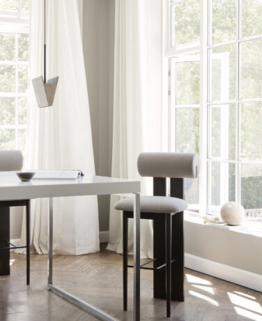 Tabouret Hippo de NORR11 en chêne massif et tissu, en vente chez Mise en Scène