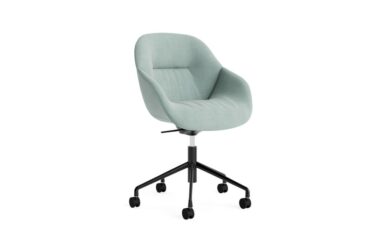 Chaise de bureau design AAC 155 de HAY avec piétement à roulettes