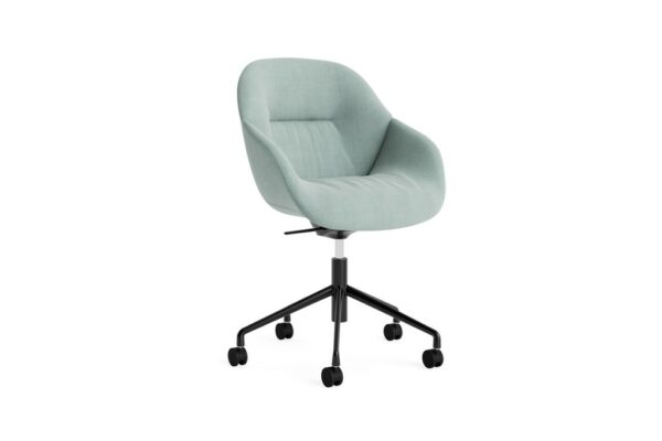 Chaise de bureau design AAC 155 de HAY avec piétement à roulettes