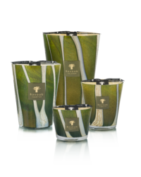 Bougie parfumée Baobab TOTEM Sherwood en verre vert profond aux reflets kaki et lignes verticales évoquant les troncs de la forêt de Sherwood.