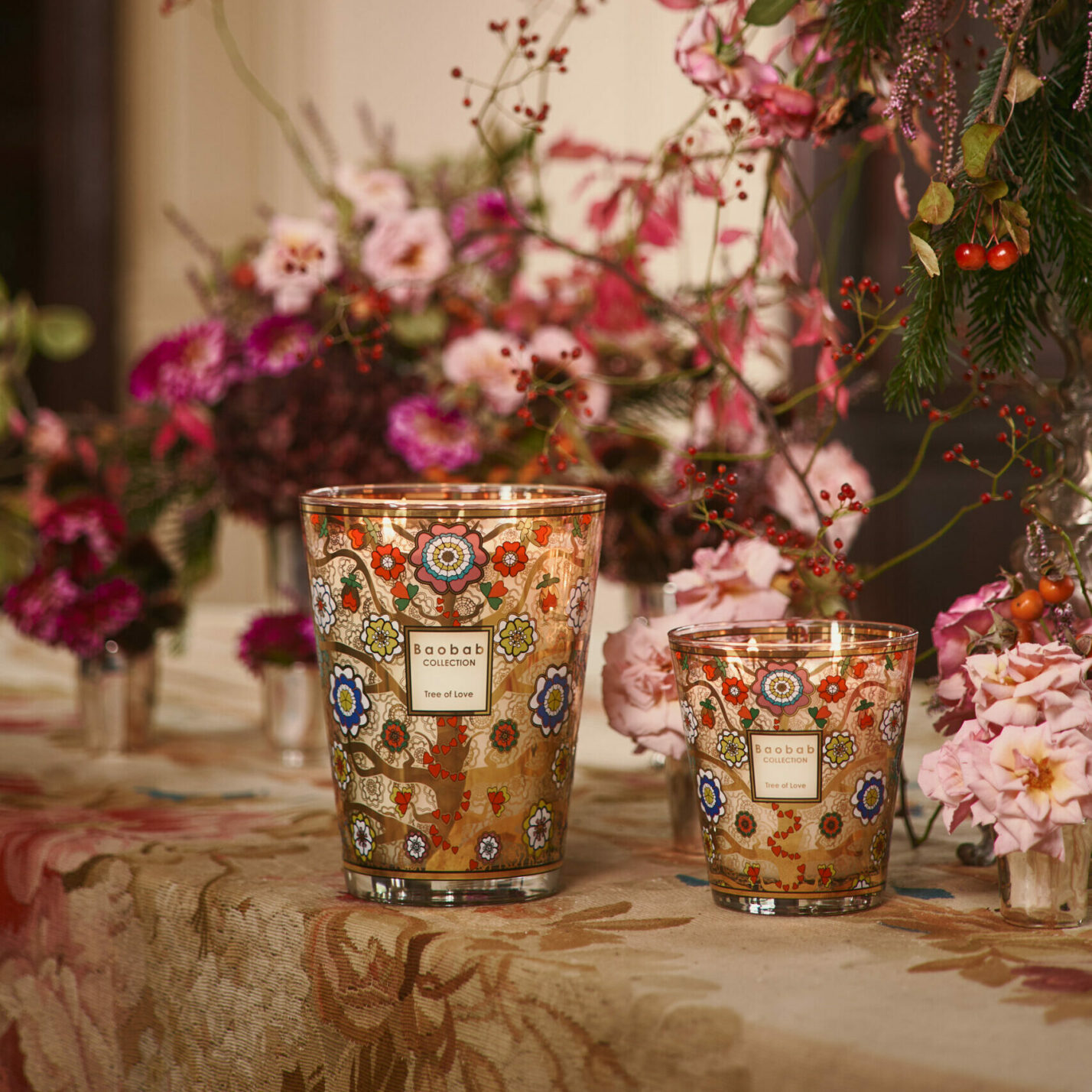 Bougie parfumée Tree of Love de Baobab Collection avec sérigraphie dorée et motifs d’arbre de vie aux cœurs rouges.