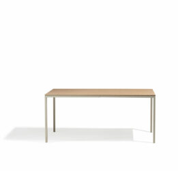 Table Helsinki en acier par Desalto – design minimaliste