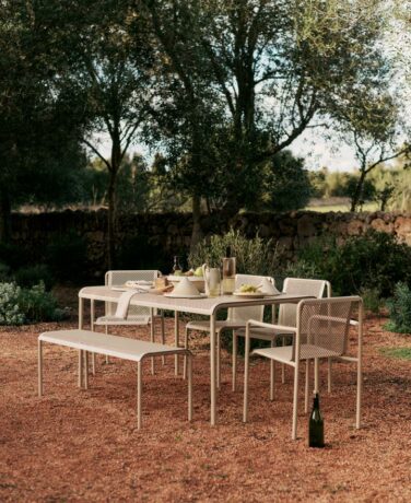 Mobilier outdoor Ferm Living avec cache-pots, jardinières et meubles design scandinave